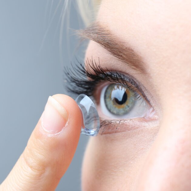 Kontaktlinse vor Auge